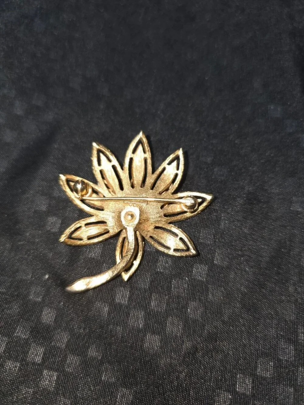 Vintage Avon Gold Tone Floral Brooch Pin Lotus Flower Design Retro Jewelry